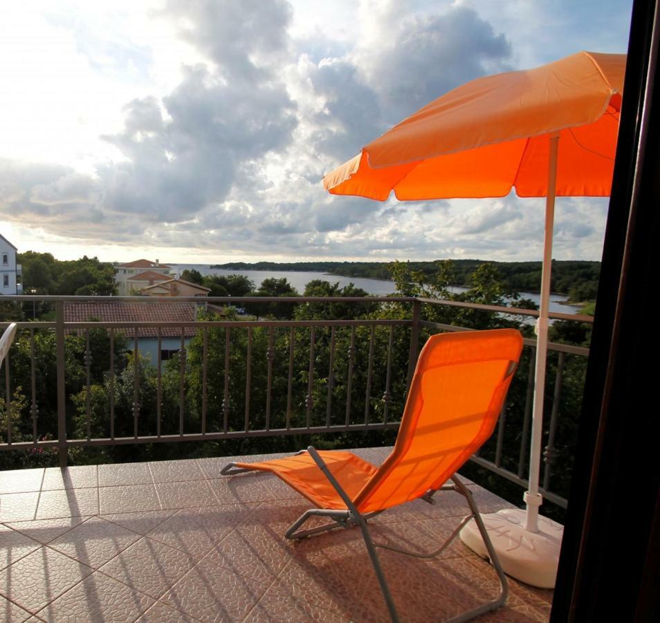 Apartment In Funtana With Seaview, Balcony, Air Condition, Wifi Esterno foto
